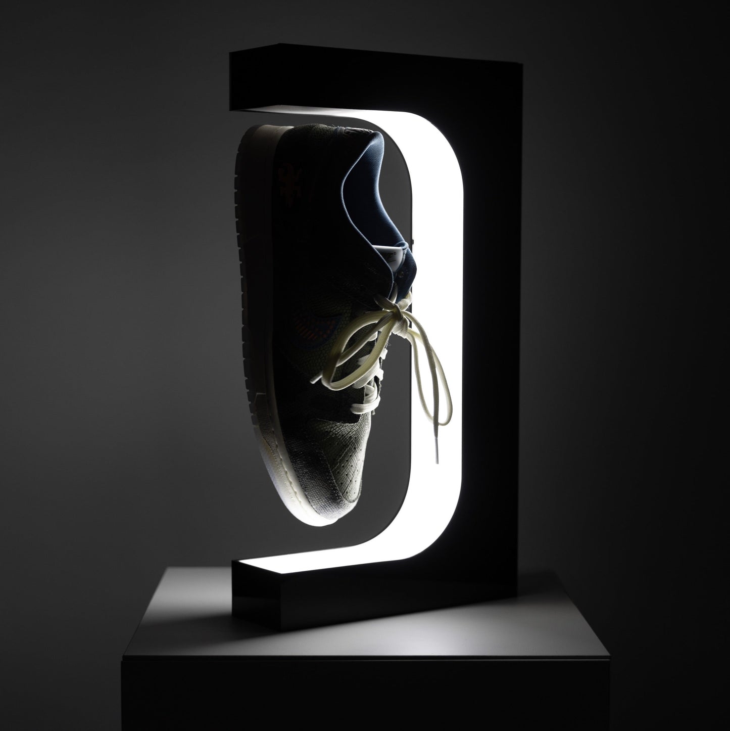 LevitateShoe - LED Lamp met Drijvende Schoendisplay