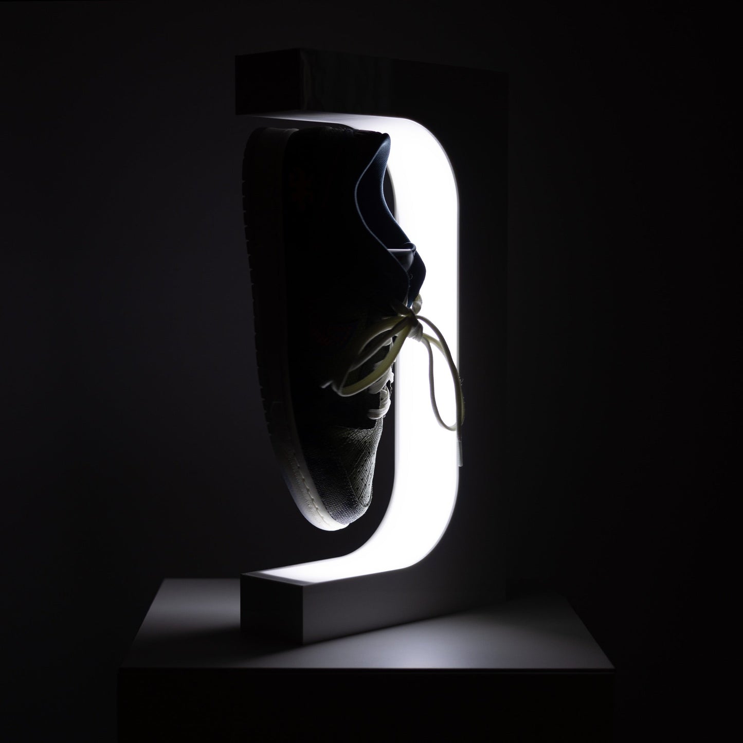 LevitateShoe - LED Lamp met Drijvende Schoendisplay