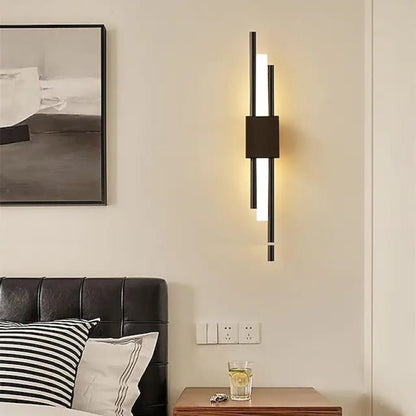 LuxeGlow - Elegante Zwarte en Gouden LED Wandlamp voor de Slaapkamer