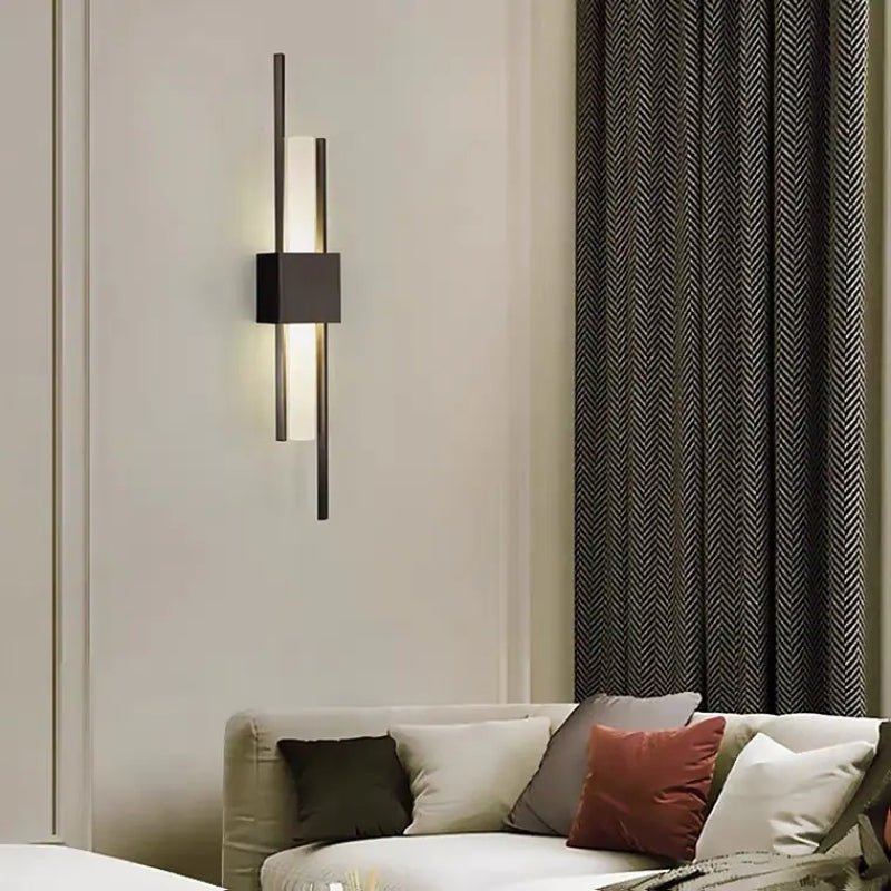 LuxeGlow - Elegante Zwarte en Gouden LED Wandlamp voor de Slaapkamer