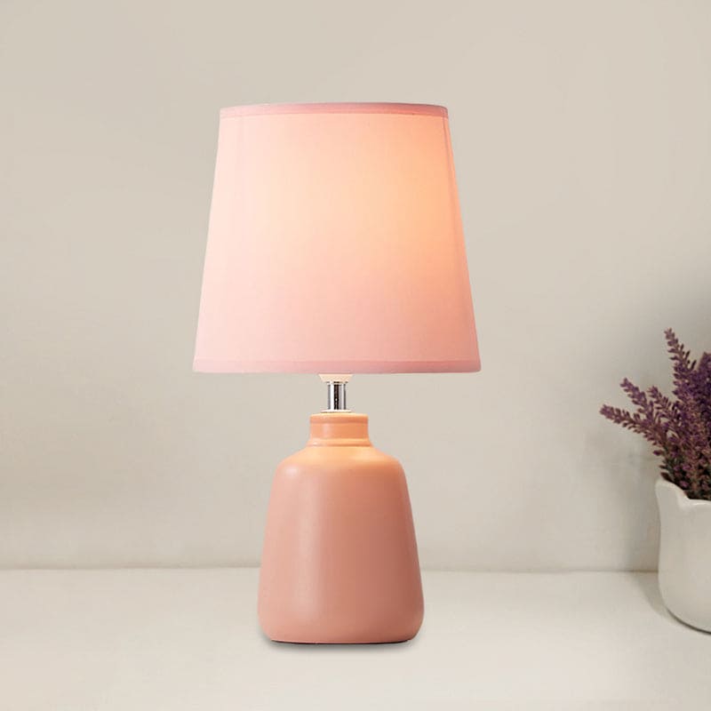 NordiVase - Nordic Fabric Tapered Bedside Lamp met keramische vaasvoet