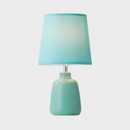 NordiVase - Nordic Fabric Tapered Bedside Lamp met keramische vaasvoet