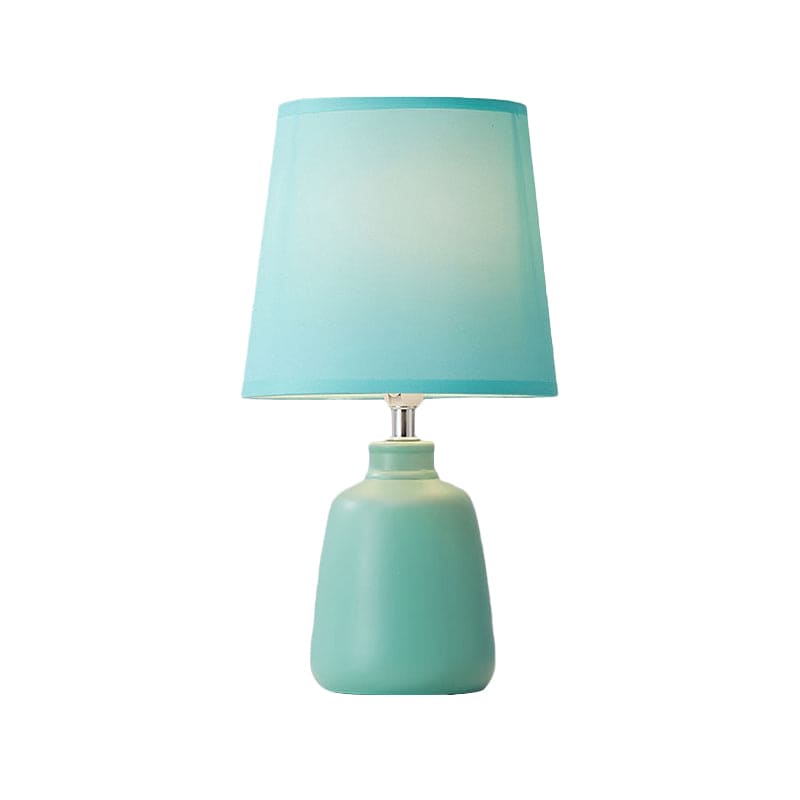 NordiVase - Nordic Fabric Tapered Bedside Lamp met keramische vaasvoet