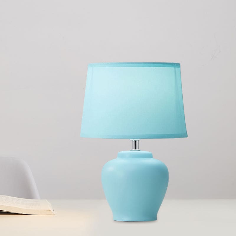 NordiVase - Nordic Fabric Tapered Bedside Lamp met keramische vaasvoet