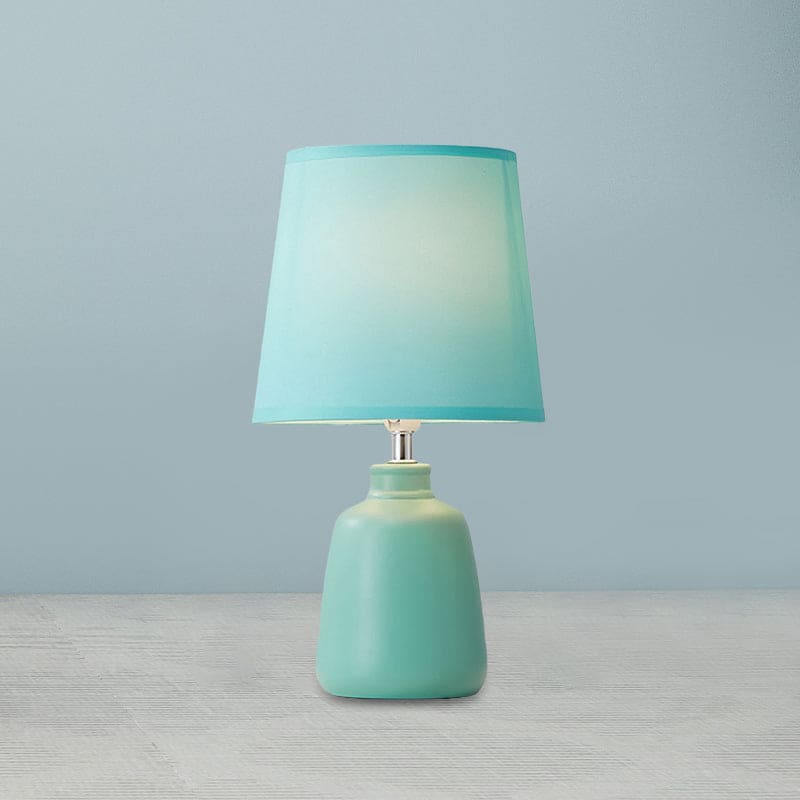 NordiVase - Nordic Fabric Tapered Bedside Lamp met keramische vaasvoet