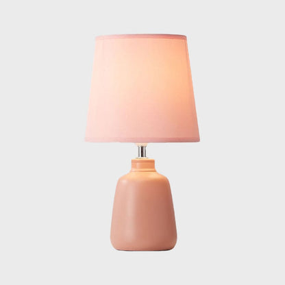 NordiVase - Nordic Fabric Tapered Bedside Lamp met keramische vaasvoet