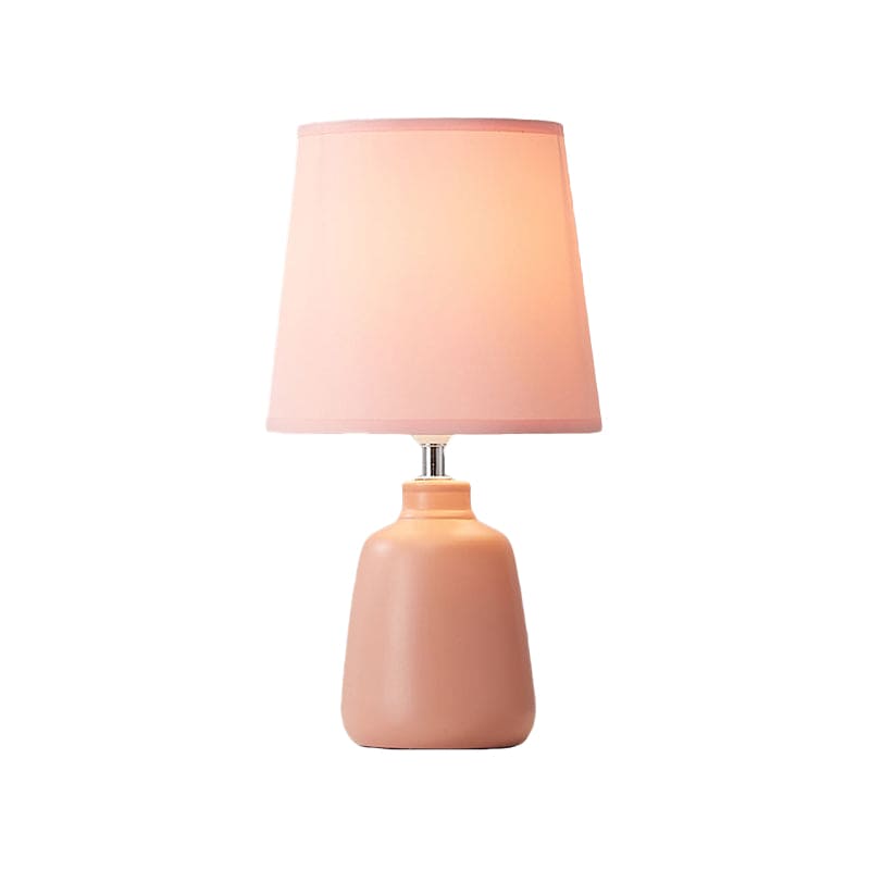 NordiVase - Nordic Fabric Tapered Bedside Lamp met keramische vaasvoet