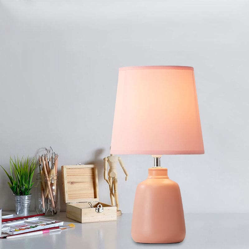 NordiVase - Nordic Fabric Tapered Bedside Lamp met keramische vaasvoet