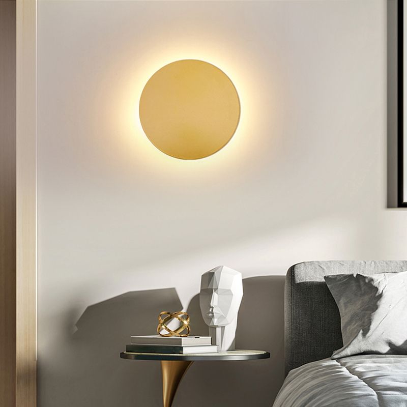 RadiantHalo - Strakke Ronde Metalen Wandlamp voor Nachtkastje en Woonkamer