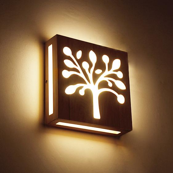 TreeGlow - LED-Wandlamp van Massief Hout met Boom- en Geweimotief