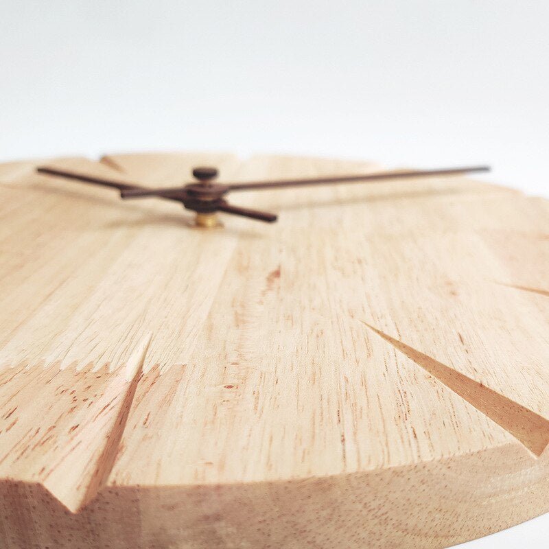 WoodCraft Timepiece - Elegante Houten Snijwerk Klok